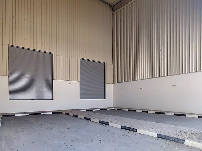 MODERN LOGISTICS HUB WITH SHOWROOM AND OFFICES - Photo 20